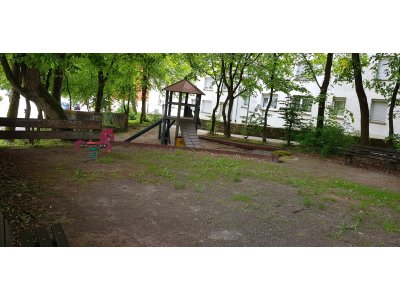 Kinderspielplatz aufmöbeln oder reinigen